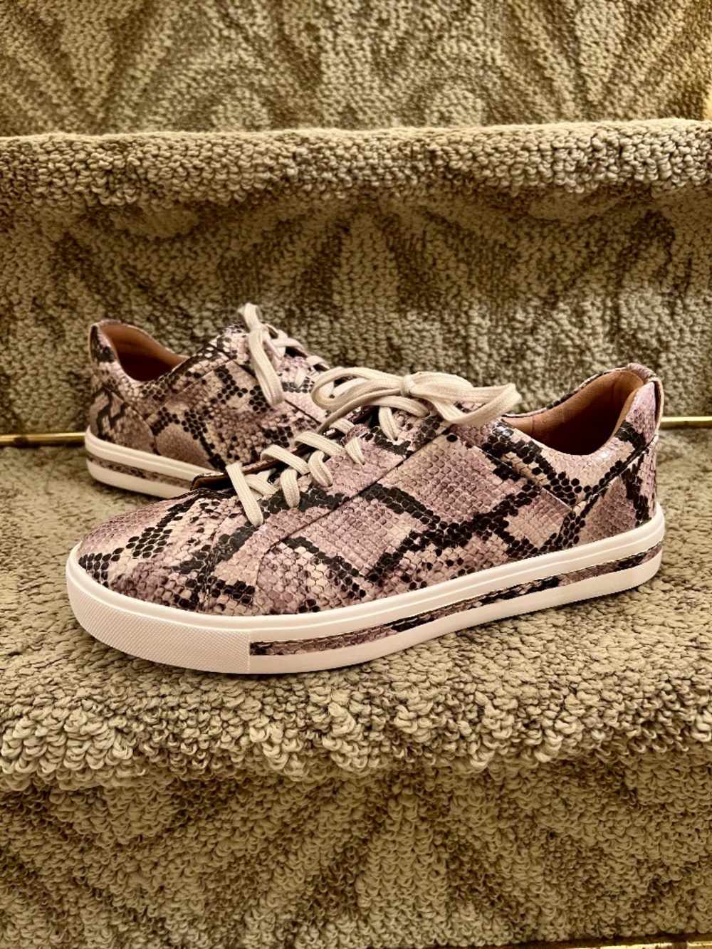 EUC Women's Clarks Un Maui Python Snake Print Leather Sneakers US Size 8
